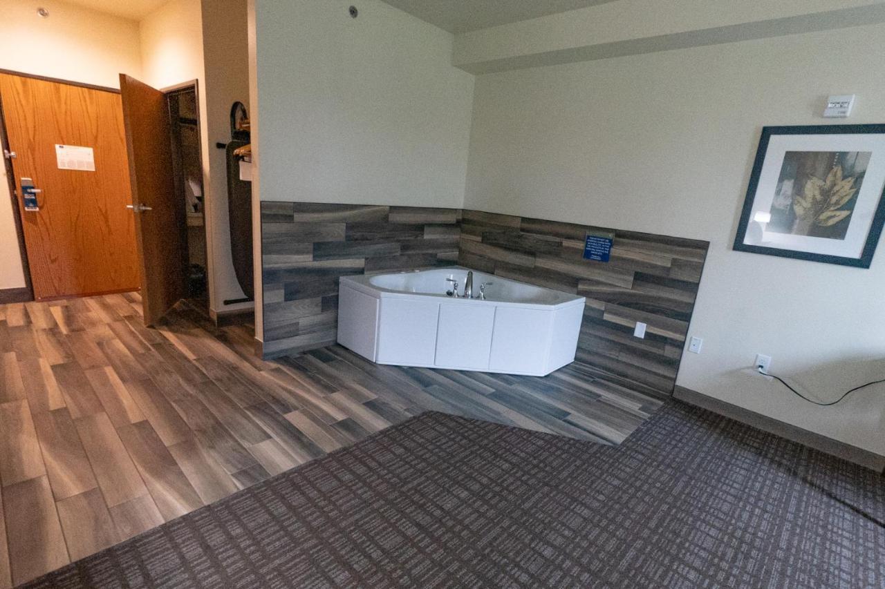Cobblestone Hotel & Suites-Sheldon Bagian luar foto